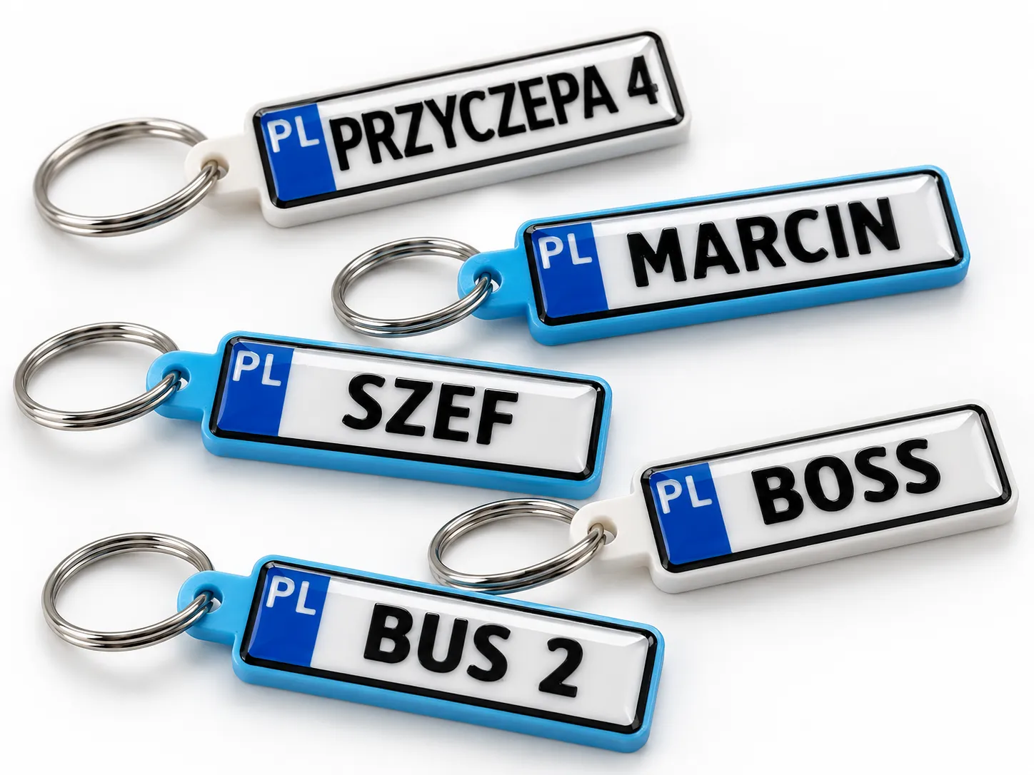 Pięć breloków-tablic z napisami PRZYCZEPA 4, MARCIN, SZEF, BOSS i BUS 2